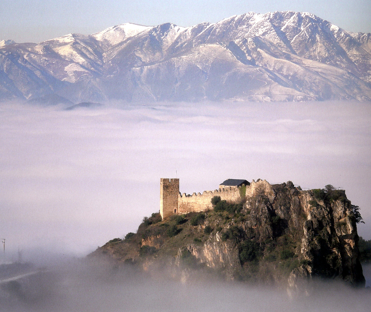 549477-el-impresionante-castillo-de-cornatel